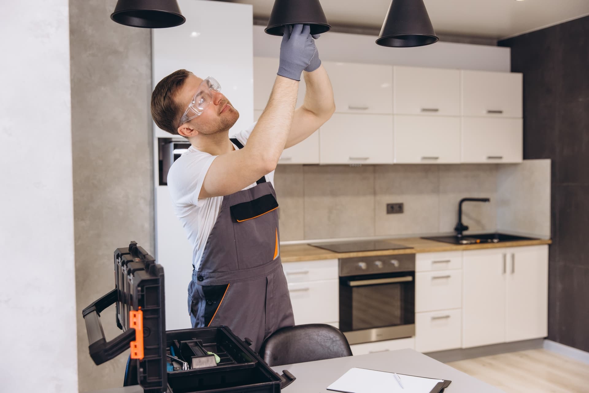 Kitchen light installation